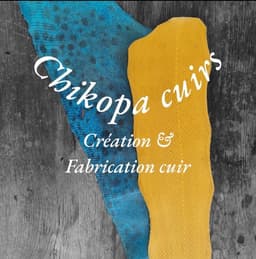 Artisan maroquinier basé dans le Gard, Chikopa crée des articles en cuir uniques, à partir de matières revalorisées comme le cuir de poisson. Chaque pièce est faite main, dans une démarche éthique et durable. Création, restauration et personnalisation d’accessoires en cuir.